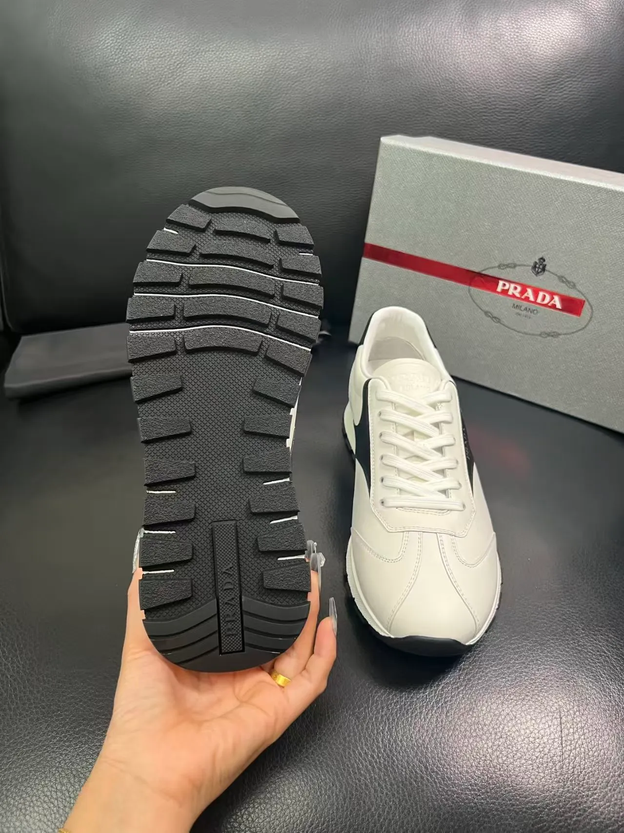 P440 Yuan 38-45 Prada Prada’s new men’s leather sneakers, the highest version on the market, any comparison is welcome🆚! The original leather has excellent texture and is super high-end! Fetal sheep net lining imported from Italy, removable pad! Luxurious materials and fine workmanship, highly recommended!